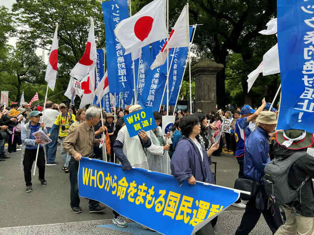 「皆さんは光の戦士です」"パンデミック条約"反対集会に１万人超、拡散する陰謀論　強制接種…